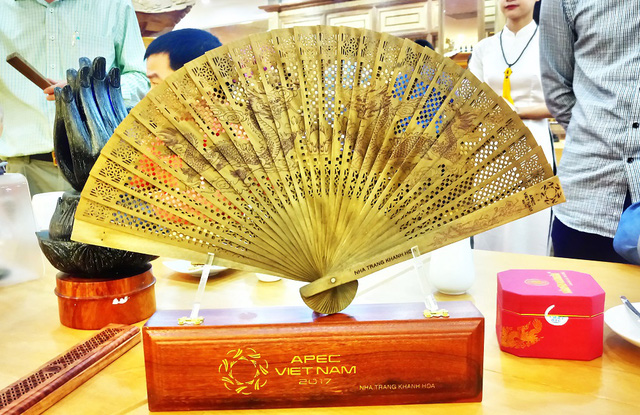 Quạt làm từ trầm hương được chọn làm quà lưu niệm cho các đại biểu dự Hội nghị cao cấp APEC 2017 lần thứ nhất tại Nha Trang (SOM1)