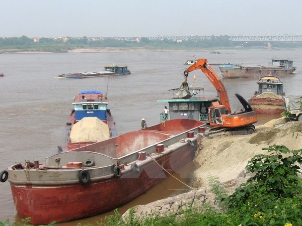 Khai thác cát trên sông Hồng (Ảnh minh họa: Vietnam+)