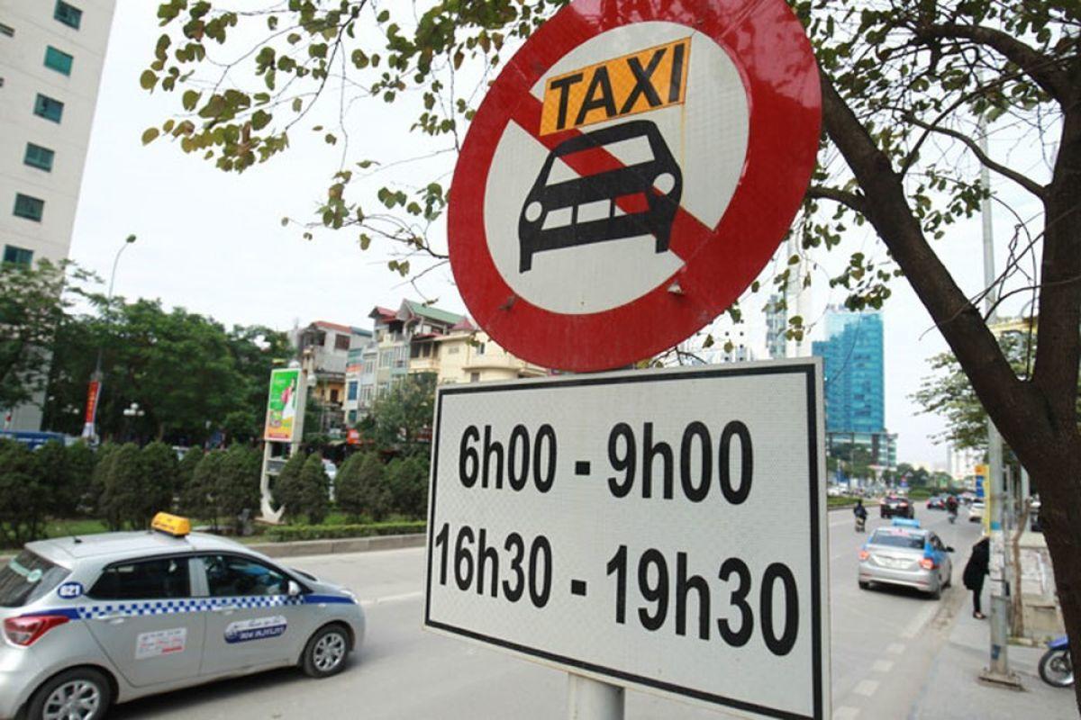 Hà Nội đã thực hiện cấm taxi, xe hợp đồng dưới 9 chỗ hoạt động giờ cao điểm trên nhiều tuyến phố trước đó