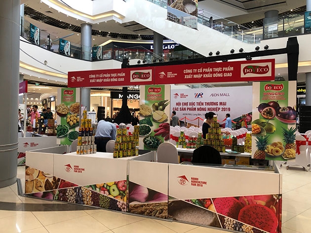 Các gian hàng giới thiệu sản phẩm của các doanh nghiệp bày bán dọc trong AEON Mall Long Biên.