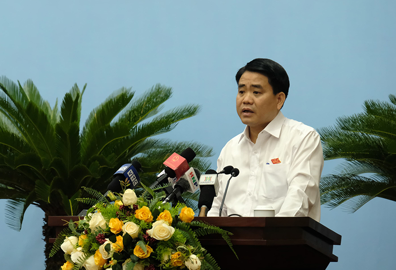 Chủ tịch UBND TP Nguyễn Đức Chung báo cáo giải trình tại phiên họp giải trình.