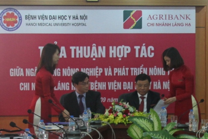 Ông Hồ Văn Sơn – GĐ Agribank Láng Hạ (phải) và ông Phạm Đức Huấn – GĐ Bệnh viện  Đại học Y Hà Nội đại diện hai đơn vị ký kết thỏa thuận hợp tác