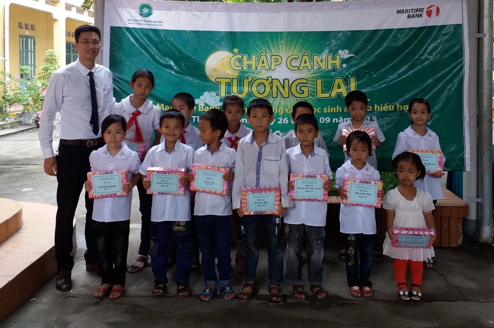 Maritime Bank trao học bổng cho các học sinh nghèo hiếu học dịp Tết Trung thu  2015 tại Trường tiểu học Túc Duyên, TP Thái Nguyên