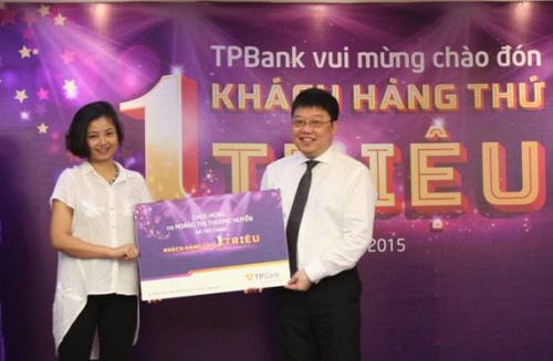 Ông Nguyễn Hưng, Tổng Giám đốc TPBank chào mừng khách hàng thứ 1 triệu 