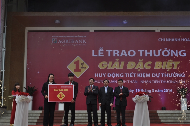 Bà Nguyễn Thị Phượng, Phó Tổng Giám đốc Agribank trao thưởng 1 tỷ đồng cho khách hàng