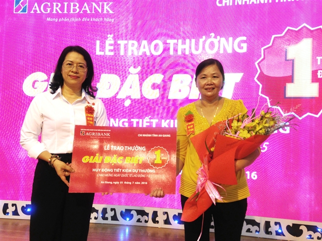 Bà Nguyễn Thị Phượng, Phó Tổng Giám đốc Agribank trao thưởng cho khách hàng