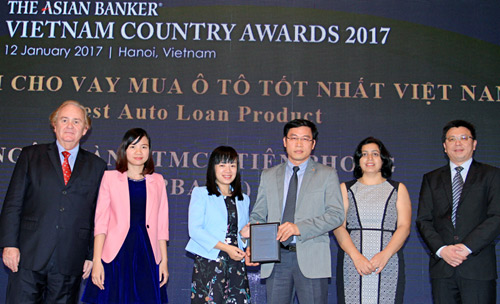 Đại diện TPBank nhận giải thưởng Best Auto Loan Product in Vietnam do The Asian Banker trao tặng