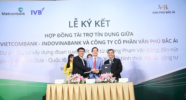 Đại diện Vietcombank, IndovinaBank và Văn Phú Bắc Ái tại lễ ký kết hợp đồng tín dụng