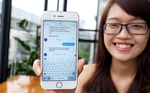 T'Aio được nhúng trên Facebook Messenger và hỗ trợ tư vấn viên phản hồi khách hàng