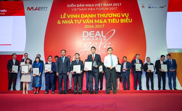 Đại diện BIDV và SuMi TRUST nhận giấy chứng nhận và kỷ niệm chương “Thương vụ M&A tiêu biểu Việt Nam 2016-2017” từ Ban Tổ chức
