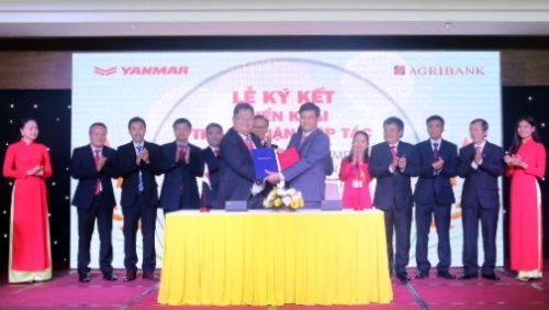 Ông Phạm Toàn Vượng - Phó TGĐ Agribank (bên phải) và ông Yoshihiro Okada - TGĐ Yanmar Việt Nam ký kết thỏa thuận hợp tác