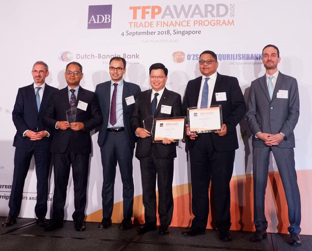 Tổng Giám đốc TPBank - ông Nguyễn Hưng đại diện cho TPBank nhận giải Best SME Deal từ ADB