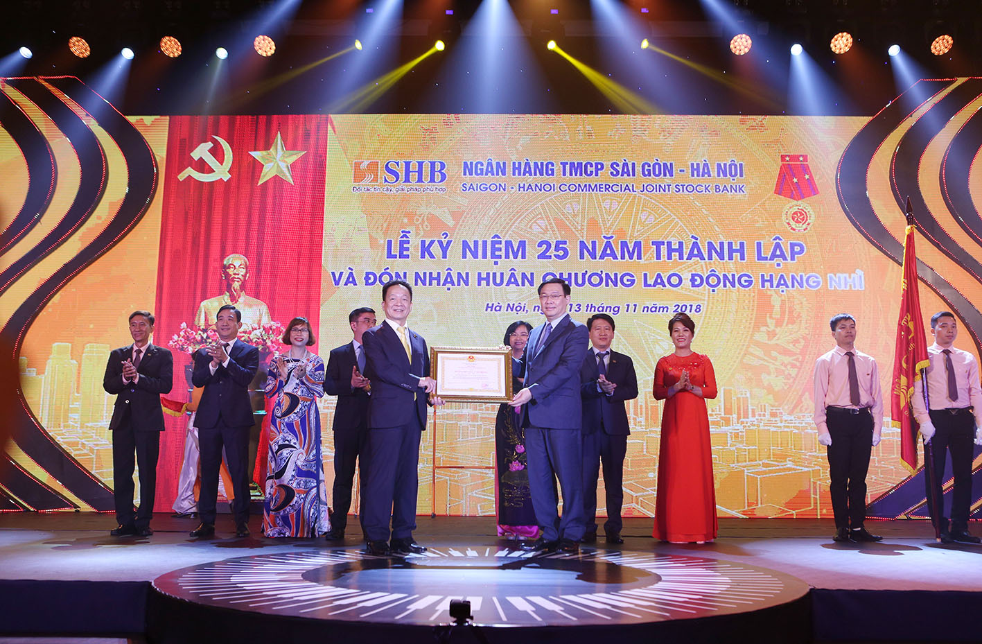 hó Thủ tướng Vương Đình Huệ, thừa ủy quyền của Chủ tịch nước trao tặng Huân chương Lao động hạng Nhì cho ngân hàng SHB.