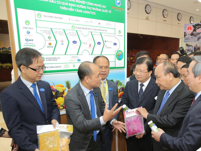Ông Phạm Ngô Quốc Thắng - Tổng Giám đốc Công ty cổ phần Lavifood, ông Lê Thành - Viện trưởng Viện kinh tế Nông nghiệp hữu cơ (thứ 2 và thứ 3 từ trái sang) giới thiệu sản phẩm với Thủ tướng.