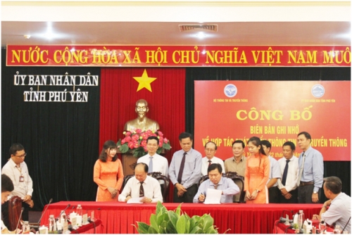 LienVietPostBank và lãnh đạo UBND tỉnh Phú Yên đang thực hiện ký kết hợp tác