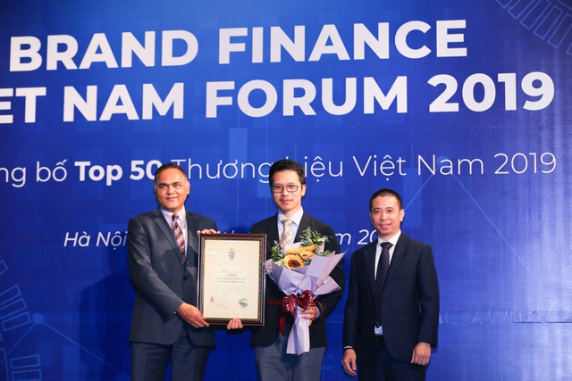 Ông Trần Tuấn Việt (giữa), Giám đốc Trung tâm Truyền thông và Tiếp thị, VPBank, tại lễ trao giấy chứng nhận xếp hạng TOP 50 thương hiệu mạnh Việt Nam
