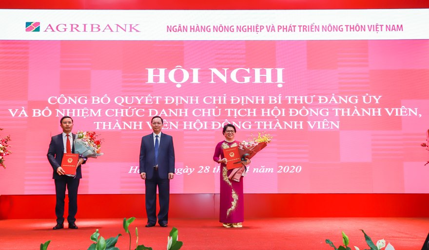 Phó Thống đốc Đào Minh Tú trao