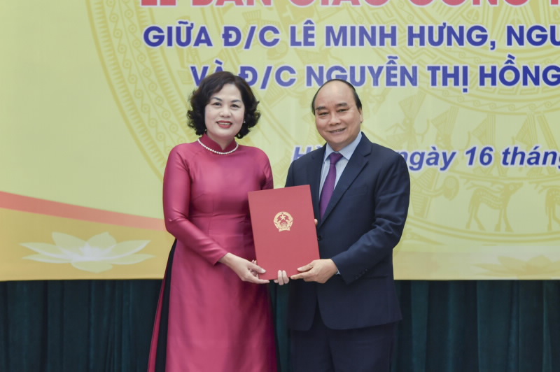 Thủ tướng Nguyễn Xuân Phúc trao Quyết định bổ nhiệm Thống đốc cho bà Nguyễn Thị Hồng tháng 11/2020