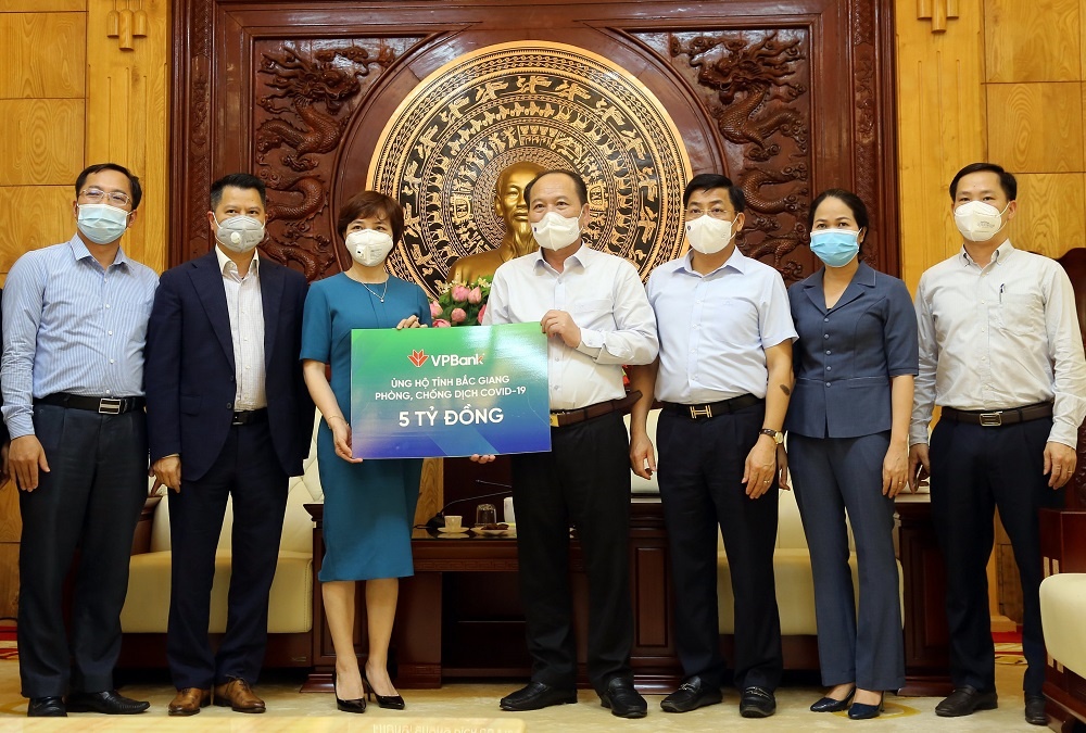 VPBank trao tặng 5 tỷ đồng tiền mặt ủng hộ Bắc Giang phòng, chống dịch COVID-19