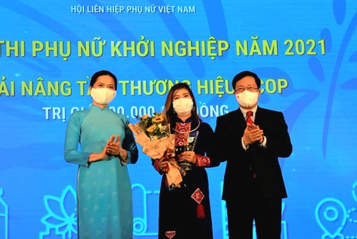 Phó Thủ tướng Thường trực Phạm Bình Minh và Chủ tịch Hội LHPN Việt Nam Hà Thị Nga trao Giải 
