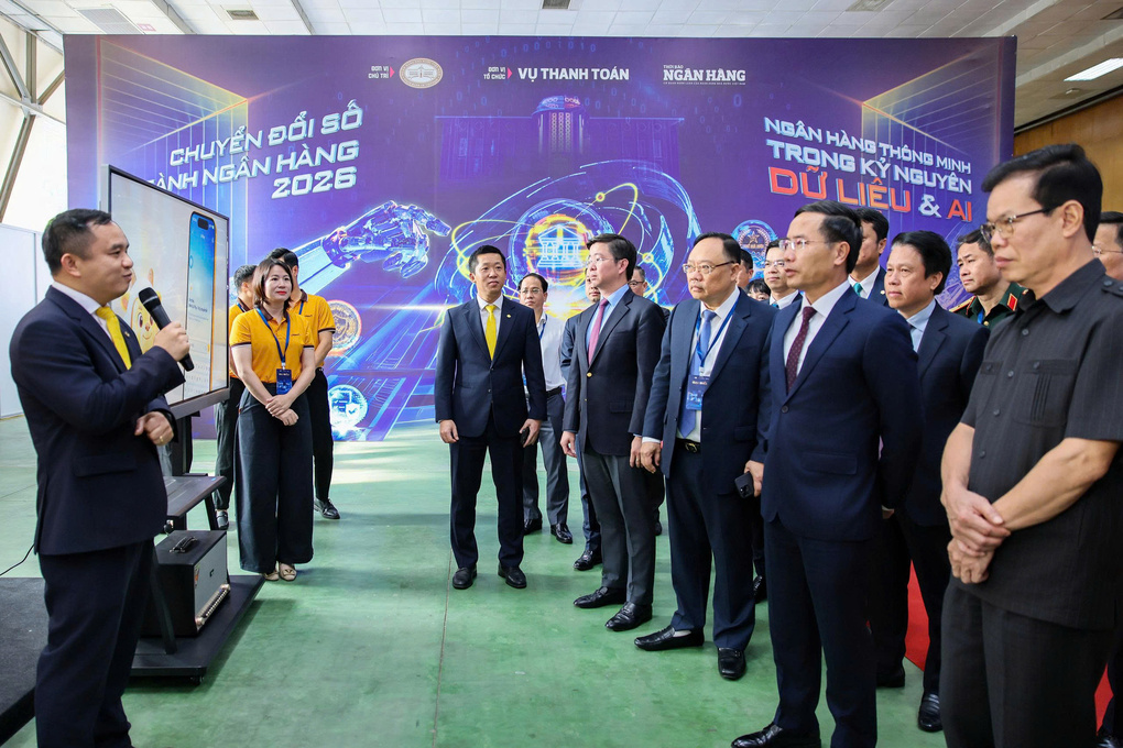 &Ocirc;ng Đặng C&ocirc;ng Ho&agrave;n - Ph&oacute; tổng gi&aacute;m đốc ng&acirc;n h&agrave;ng giới thiệu về ứng dụng LPBank Plus. Ảnh: LPBank