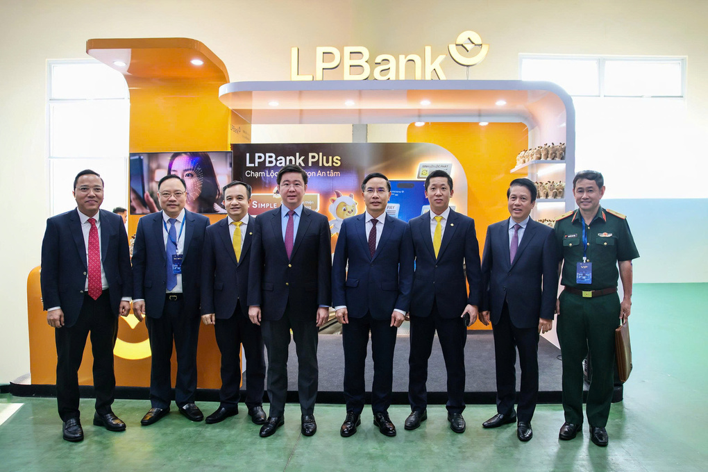 &Ocirc;ng Vũ Quốc Kh&aacute;nh, Tổng gi&aacute;m đốc LPBank (thứ ba từ phải qua) c&ugrave;ng c&aacute;c đại biểu tham dự sự kiện. 