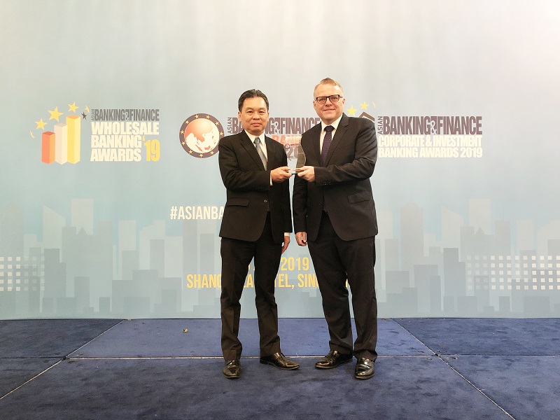 Đại diện HDBank nhận giải thưởng