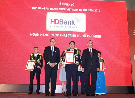 Đại diện HDBank nhận giải thưởng