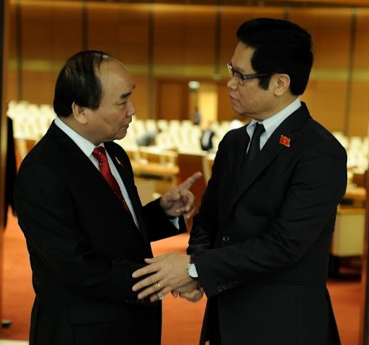 Tân Thủ tướng Chính Phủ Nguyễn Xuân Phúc trao đổi với ông Vũ Tiến Lộc, Chủ tịch VCCI