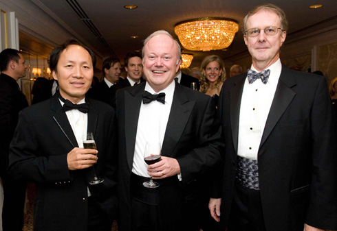 Chính Chu (ngoài cùng bên trái) đang thực hiện thương vụ mua lại Tập đoàn Dell. Ảnh: CMS
