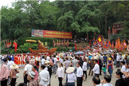 Hàng vạn người hành hương về đất Tổ đón đợi thời khắc dâng hương tri ân công đức các Vua Hùng.