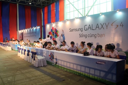 Galaxy-S4-preorder-Hanoi-5-JPG-136703429