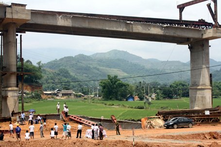 Sập dầm cầu vượt cao tốc Nội Bài - Lào Cai, 1 người chết