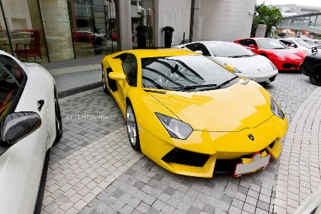 Aventador vàng nổi bật