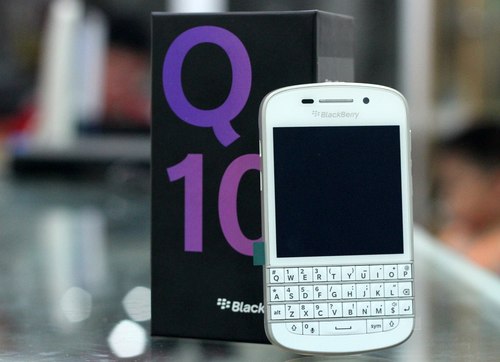 BlackBerry Q10 trắng giá 17 triệu đồng