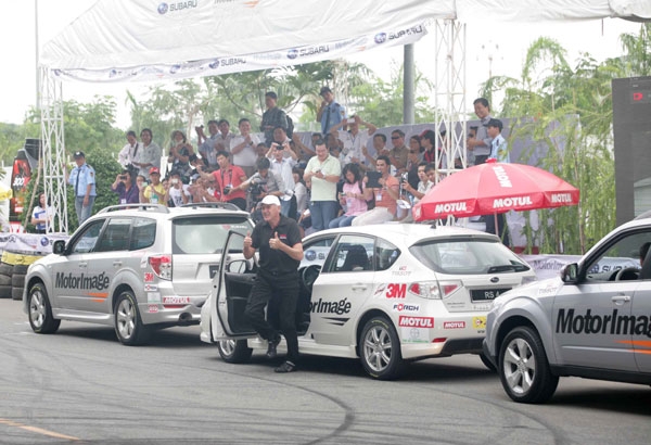 Siêu trình diễn xe hơi mạo hiểm tại Saigon Autotech 2013