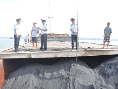 Quảng Ninh bắt tại chỗ tàu chở 2.000 tấn than cám lậu