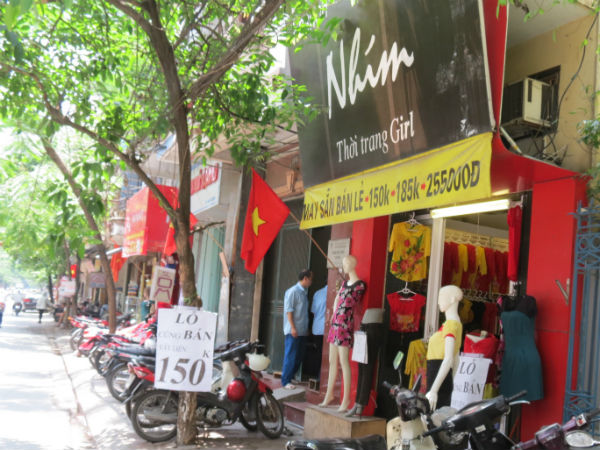 Shop thời trang ế ẩm: Lỗ cũng bán!