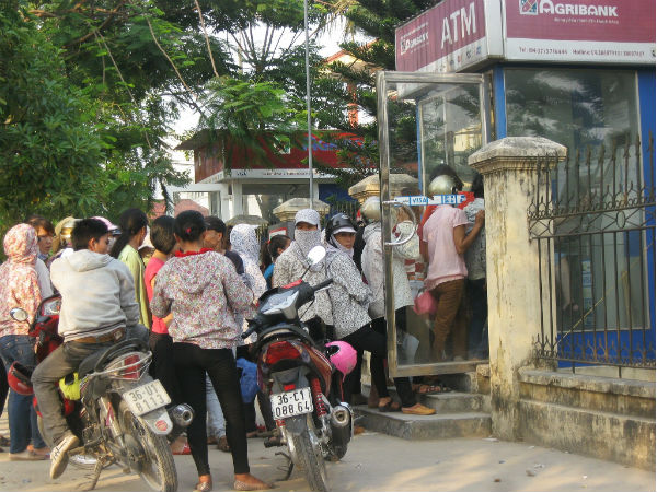 Công nhân KKT Nghi Sơn mệt mỏi chờ lương ATM