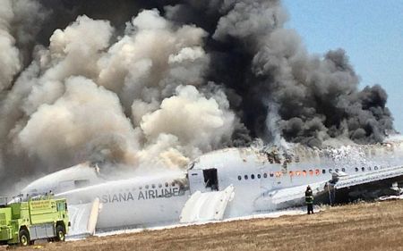 Chiếc Boeing 777 sau khi tiếp đất đã bị trượt đường băng và bốc cháy.