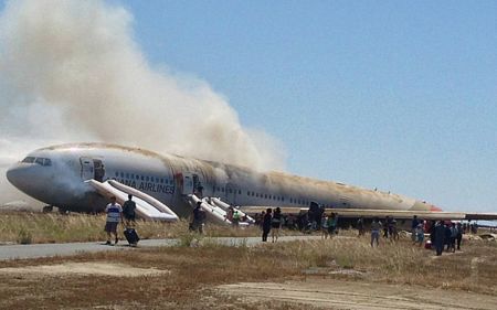 Khói bắt đầu cốc lên khi các hành khách rời khỏi chuyến bay 214 của hãng hàng không Asiana.