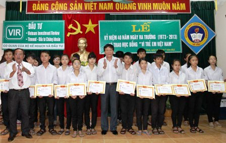 Báo Đầu tư trao 200 suất học bổng cho học sinh Hà Tĩnh