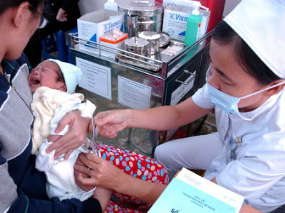 Tiếp tục tiêm vắc xin viêm gan B cho trẻ sơ sinh