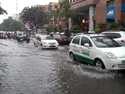 Mưa bão, taxi ở Hà Nội phớt lờ mọi lời gọi