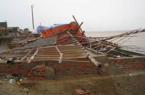 Nhà tốc mái, cây gãy đổ sau bão Mangkhut