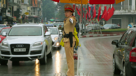 Nữ cảnh sát giao thông phân làn trên đường phố Hà Nội