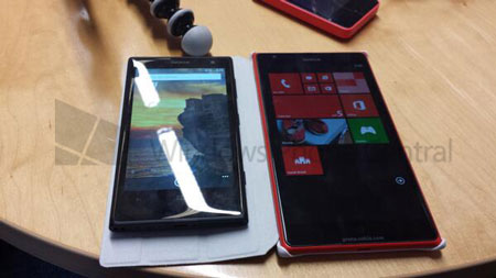 Lumia 1520 (phải) là phablet đầu tiên của Nokia.