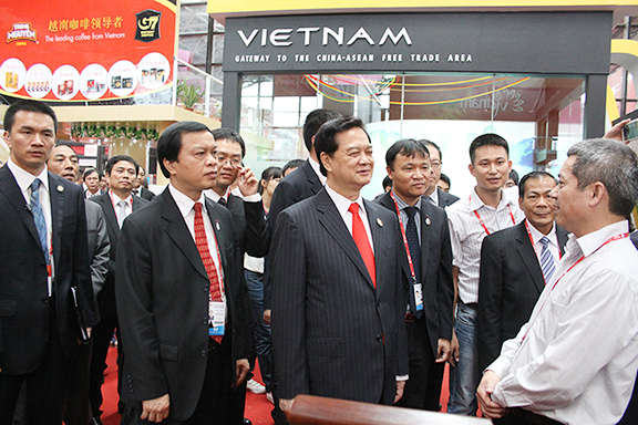Thủ tướng khai trương Khu gian hàng Việt Nam tại CAEXPO 2013