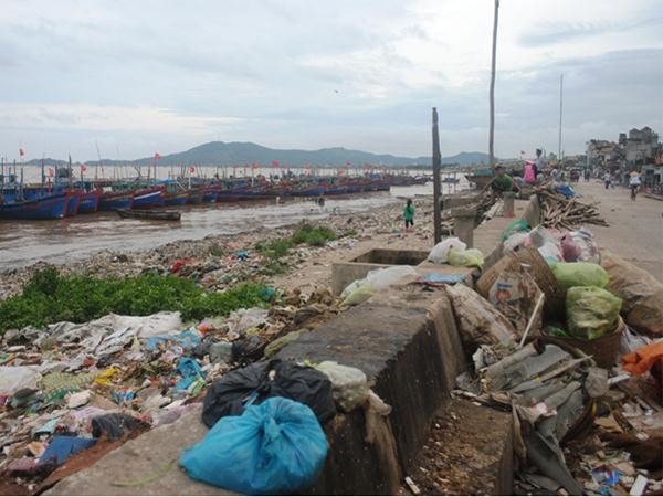Thanh Hóa: núi rác vây vùng ven biển