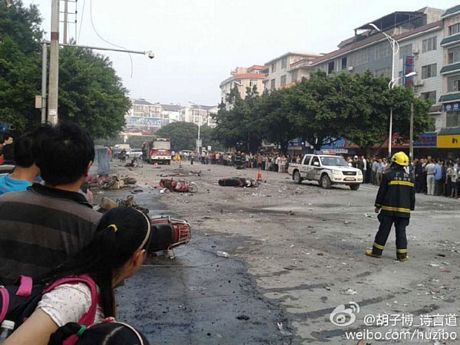Vụ nổ khiến một đoạn dài của con phố bị phong tỏa.